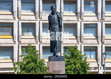 ST. PETERSBURG, RUSSLAND - 16. JULI 2023: Denkmal für F.E. Dzerzhinsky vor dem Hintergrund des Baus des russischen Grenzdienstes Stockfoto