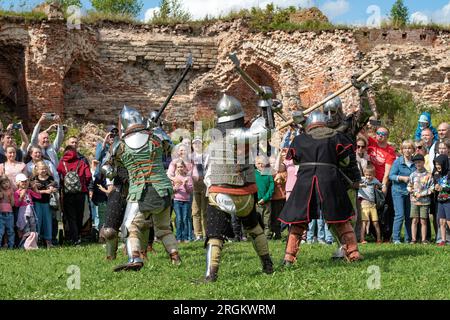 SHLISSELBURG, RUSSLAND - 29. JULI 2023: Ein Fragment des Wiederaufbaus der Schlacht mittelalterlicher Fusssoldaten. Historisches Festival „Epic Island-2023" Stockfoto