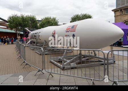 Newcastle upon Tyne, Großbritannien. 10. August 2023. Die UK Space Agency stellt vor dem Life Science Centre in der Stadt als Teil einer National Space for Everyone Tour eine 72ft LauncherOne Raketenrekonstruktion aus, die Menschen inspirieren und informieren soll, die die kostenlose Attraktion besuchen. Die Nachbildung ist bis zum 14. August ausgestellt. Kredit: Hazel Plater/Alamy Live News Stockfoto