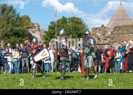 SHLISSELBURG, RUSSLAND - 29. JULI 2023: Mittelalterliche Ritter kämpfen. Historisches Festival 'Epic Island-2023'. Die Festung Oreshek Stockfoto