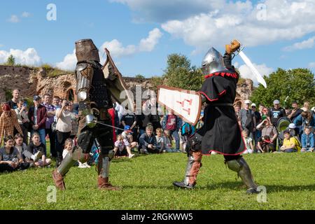 SHLISSELBURG, RUSSLAND - 29. JULI 2023: Duell zweier mittelalterlicher Ritter zu Fuß. Historisches Festival „Epic Island“. Die Festung Oreshek Stockfoto