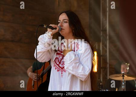 SHEVELEVO, RUSSLAND - 05. AUGUST 2023: Autor und Künstlerin Helga Alirin. Historisches Festival 'Prince's Brotherhood'. Region Nowgorod Stockfoto