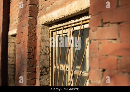 Das Gebäude besteht aus Ziegeln. Altes Gebäude. Architektur des 19. Jahrhunderts. Fenster in der Wand. Stockfoto