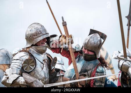 Nachstellungen von bewaffneten Schauspielern in der Schlacht von Tewkesbury (4. Mai 1471) auf dem ursprünglichen Schlachtfeld in Tewkesbury Gloucestershire Stockfoto