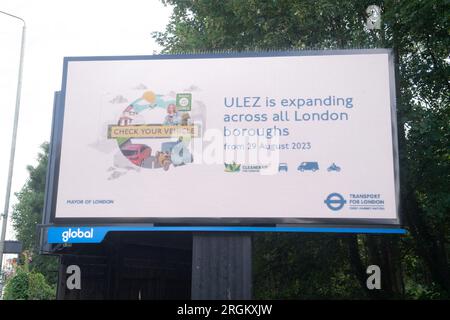 London, Großbritannien. Donnerstag, 10. August 2023. Ein allgemeiner Überblick über ein Schild „Transport for London“, auf dem die Erweiterung von ULEZ auf der Edgware Road in North London beschrieben wird. M Stockfoto