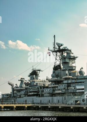 Ein großes US-Schlachtschiff, das im Wasser in Camden, New Jersey, angelegt hat Stockfoto
