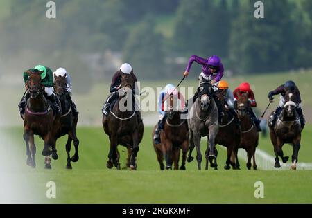 Kabinett der Clowns und Charles Bishop (rechts, lila Seide), die nach Hause kommen, um den William Hill zu gewinnen, behalten Sie Ihr Raceday positive Racing League Race 8 Handicap auf der Rennbahn Chepstow. Foto: Donnerstag, 10. August 2023. Stockfoto