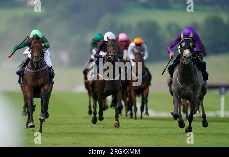 Kabinett der Clowns und Charles Bishop (rechts, lila Seide), die nach Hause kommen, um den William Hill zu gewinnen, behalten Sie Ihr Raceday positive Racing League Race 8 Handicap auf der Rennbahn Chepstow. Foto: Donnerstag, 10. August 2023. Stockfoto