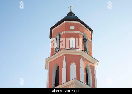 Glockenturm des Tempels. Details der orthodoxen Kirche. Antike Architektur. Stockfoto