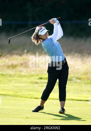 Brooke Henderson aus Kanada auf dem 16. Fairway am ersten Tag der AIG Women's Open 2023 in Walton Heath, Surrey. Foto: Donnerstag, 10. August 2023. Stockfoto