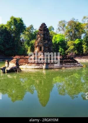 Jayatataka-Denkmal, ein ehemaliger hinduistischer königlicher Tempel, jetzt bekannt für seine buddhistischen Symbole, befindet sich auf einer Insel im Zentrum der Baray, die das heilige H widerspiegelt Stockfoto