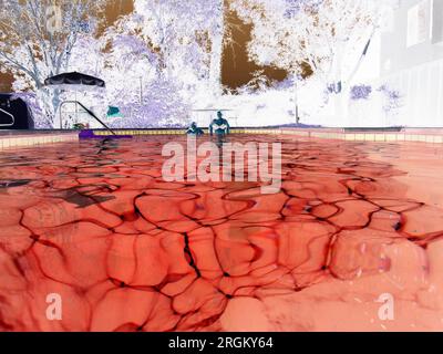 Globale kochende globale Erwärmung Klimawandel abstraktes Foto heißes Wasser steigende Meeresspiegel verändernde Landschaft Anpassung an den Klimawandel Hitzewelle Wetterbombe. Swimmingpool. Erde, Wind, Feuer, Welt, Wasser, Land, Weltraum, Planet, Schwerkraft, vulkanische Aktivität und Leben. Menschliche Aktivität. Frisches Wasser. Lava. Urlaub aus der Hölle. Durchsuchen Sie die Russell Moore Portfolioseite für weitere konzeptionelle digitale Kunst, Gemälde und Fotografie. Stockfoto