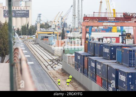 22. februar 2023 Lissabon, Portugal: Terminal contentores de Santa Apolonia - mehrere Arbeiter, die am Frachthafen vorbeilaufen. Luftaufnahme Stockfoto