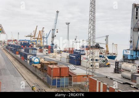 22. februar 2023 Lissabon, Portugal: Terminal contentores de Santa Apolonia - Frachthafen am Meer. Luftaufnahme Stockfoto