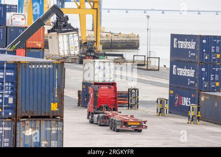 22. februar 2023 Lissabon, Portugal: Terminal contentores de Santa Apolonia - Frachthafen. Luftaufnahme Stockfoto