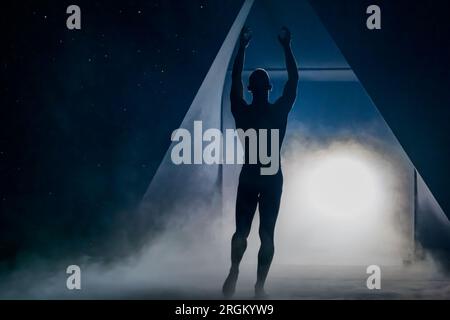 Murrayfield Ice Rink, Edinburgh, Schottland, Großbritannien, 10. August 2023. Circus Dance Company Recirquel präsentiert IMA (Pray) eine akrobatische Zirkusvorstellung aus der Luft. Kredit: Sally Anderson/Alamy Live News Stockfoto