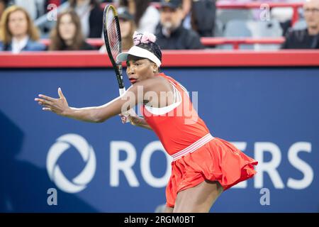 07. August 2023: Venus Williams (USA) spielt den Ball beim Spiel der WTA National Bank Open in der ersten Runde im IGA Stadium in Montreal, Quebec. Daniel Lea/CSM Stockfoto