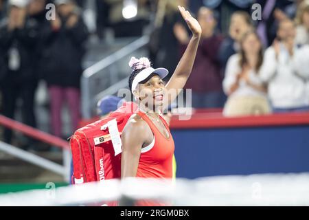 07. August 2023: Venus Williams (USA) winkt während des Spiels der WTA National Bank Open in der ersten Runde im IGA-Stadion in Montreal, Quebec, der Menge von Montreal zu. Daniel Lea/CSM Stockfoto