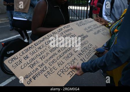 Botschaft Frankreichs, London, Großbritannien. 10. Aug. 2023. Antiimperialistische Demonstrationen sagen Nein zu Macron und seinen imperialistischen Puppen, Macky Sall. Nein zum Krieg gegen Niger, ECOWAS/imperialistische Truppen außerhalb Afrikas. Kredit: Siehe Li/Picture Capital/Alamy Live News Stockfoto