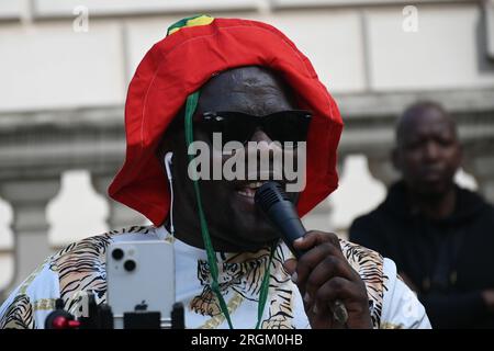 Botschaft Frankreichs, London, Großbritannien. 10. Aug. 2023. Antiimperialistische Demonstrationen sagen Nein zu Macron und seinen imperialistischen Puppen, Macky Sall. Nein zum Krieg gegen Niger, ECOWAS/imperialistische Truppen außerhalb Afrikas. Kredit: Siehe Li/Picture Capital/Alamy Live News Stockfoto