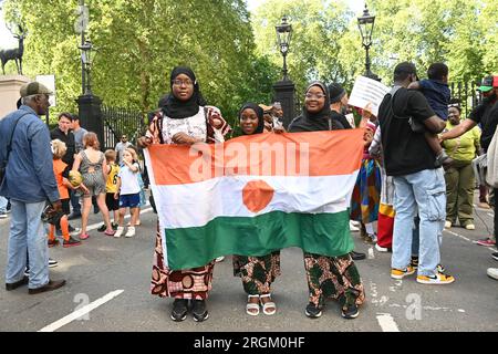 Botschaft Frankreichs, London, Großbritannien. 10. Aug. 2023. Antiimperialistische Demonstrationen sagen Nein zu Macron und seinen imperialistischen Puppen, Macky Sall. Nein zum Krieg gegen Niger, ECOWAS/imperialistische Truppen außerhalb Afrikas. Kredit: Siehe Li/Picture Capital/Alamy Live News Stockfoto