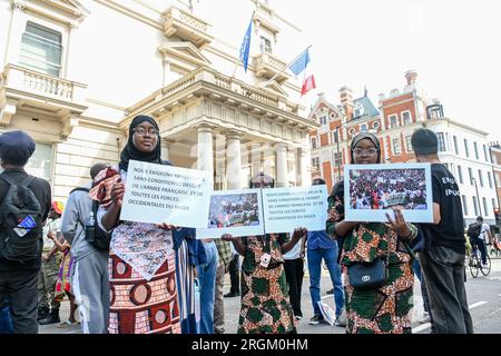 Botschaft Frankreichs, London, Großbritannien. 10. Aug. 2023. Antiimperialistische Demonstrationen sagen Nein zu Macron und seinen imperialistischen Puppen, Macky Sall. Nein zum Krieg gegen Niger, ECOWAS/imperialistische Truppen außerhalb Afrikas. Kredit: Siehe Li/Picture Capital/Alamy Live News Stockfoto