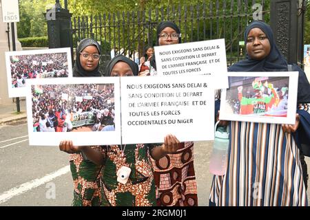 Botschaft Frankreichs, London, Großbritannien. 10. Aug. 2023. Antiimperialistische Demonstrationen sagen Nein zu Macron und seinen imperialistischen Puppen, Macky Sall. Nein zum Krieg gegen Niger, ECOWAS/imperialistische Truppen außerhalb Afrikas. Kredit: Siehe Li/Picture Capital/Alamy Live News Stockfoto