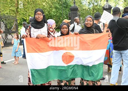 Botschaft Frankreichs, London, Großbritannien. 10. Aug. 2023. Antiimperialistische Demonstrationen sagen Nein zu Macron und seinen imperialistischen Puppen, Macky Sall. Nein zum Krieg gegen Niger, ECOWAS/imperialistische Truppen außerhalb Afrikas. Kredit: Siehe Li/Picture Capital/Alamy Live News Stockfoto