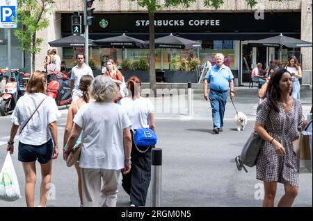 Fußgänger gehen an der multinationalen amerikanischen Starbucks Coffee Store-Kette in Spanien vorbei Stockfoto