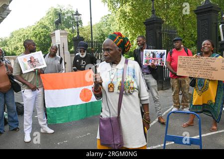 Botschaft Frankreichs, London, Großbritannien. 10. Aug. 2023. Antiimperialistische Demonstrationen sagen Nein zu Macron und seinen imperialistischen Puppen, Macky Sall. Nein zum Krieg gegen Niger, ECOWAS/imperialistische Truppen außerhalb Afrikas. Kredit: Siehe Li/Picture Capital/Alamy Live News Stockfoto