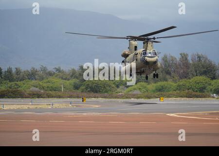 Maui, Usa. 10. Aug. 2023. Zwei Chinook der Hawaii Army National Guard CH47 führen am 9. August 2023 in Maui Wassereimer aus der Luft aus, um den Kampf gegen Waldbrände auf der Insel Maui, Hawaii, zu unterstützen. Die beiden Flugzeugbesatzungen haben in fünf Stunden insgesamt 58 Eimer in Upcountry Maui abgeworfen, was insgesamt über 100.000 Gallonen auf die Feuer geworfen hat. Foto von MSgt. Andrew Jackson/USAF/USA National Guard/UPI Credit: UPI/Alamy Live News Stockfoto