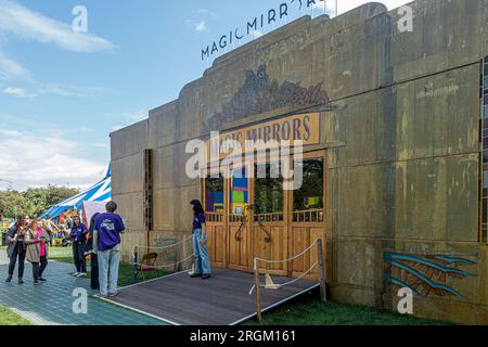 Eintritt zu Magic Mirrors, einem Spiegelzelt, das als Veranstaltungsort im Underbelly Circus Hub auf den Meadows im Zentrum von Edinburgh als Teil von Edinburgh Fes dient Stockfoto