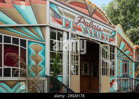 Eintritt zum Spiegeltent Palais du Variété, das von Assembly Festivals in den George Square Gardens als einer der Veranstaltungsorte während des Edinburgh Festivals betrieben wird Stockfoto