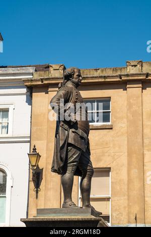 Shrewsbury, England – August 10 2023: Ein Seitenblick auf die historische Robert Clive of India Statue im Square, Shrewsbury, Shropshire Stockfoto