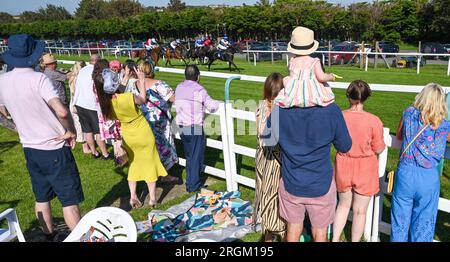 Brighton UK 10. August 2023 - Rennfahrer Genießen Sie einen wunderschönen sonnigen Tag am Brighton Races Ladies Day während des Star Sports 3 Day Festival of Racing : Credit Simon Dack / Alamy Live News Stockfoto