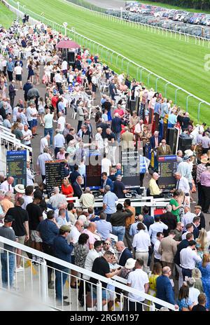 Brighton UK 10. August 2023 - Rennfahrer Genießen Sie einen wunderschönen sonnigen Tag am Brighton Races Ladies Day während des Star Sports 3 Day Festival of Racing : Credit Simon Dack / Alamy Live News Stockfoto