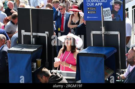 Brighton UK 10. August 2023 - Rennfahrer Genießen Sie einen wunderschönen sonnigen Tag am Brighton Races Ladies Day während des Star Sports 3 Day Festival of Racing : Credit Simon Dack / Alamy Live News Stockfoto