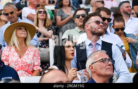 Brighton UK 10. August 2023 - Rennfahrer Genießen Sie einen wunderschönen sonnigen Tag am Brighton Races Ladies Day während des Star Sports 3 Day Festival of Racing : Credit Simon Dack / Alamy Live News Stockfoto