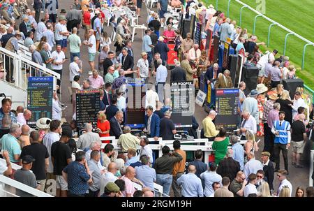 Brighton UK 10. August 2023 - Rennfahrer Genießen Sie einen wunderschönen sonnigen Tag am Brighton Races Ladies Day während des Star Sports 3 Day Festival of Racing : Credit Simon Dack / Alamy Live News Stockfoto