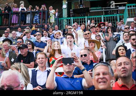 Brighton UK 10. August 2023 - Rennfahrer Genießen Sie einen wunderschönen sonnigen Tag am Brighton Races Ladies Day während des Star Sports 3 Day Festival of Racing : Credit Simon Dack / Alamy Live News Stockfoto