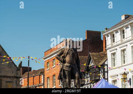 Shrewsbury, England – August 10 2023: Ein Vorderblick auf die historische Robert Clive of India Statue im Square, Shrewsbury, Shropshire Stockfoto