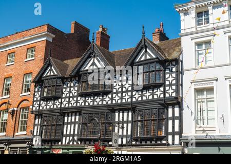 Shrewsbury, England – August 10 2023: Ein Blick auf das Holzgebäude im Tudor-Stil in Shrewsbury, Shropshire Stockfoto