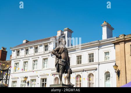 Shrewsbury, England – August 10 2023: Dreiviertel Blick auf die historische Robert Clive of India Statue im Square, Shrewsbury, Shropshire Stockfoto