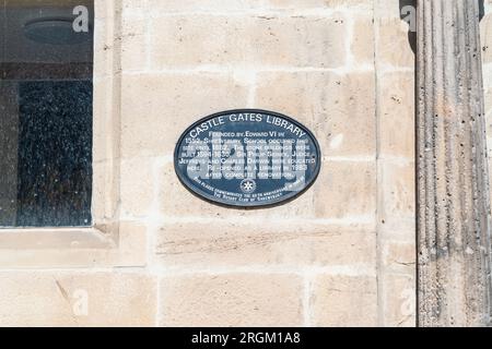 Shrewsbury, England – August 10 2023: Blaue Plakette vor der Castle Gates Library in Shrewsbury, auf der angegeben wird, dass Charles Darwin an der teilgenommen hat Stockfoto