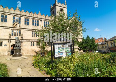 Shrewsbury, England – August 10 2023: Die Fassade der Castle Gate Library, des Tower und der Charles Darwin Statue in Shrewsbury, Shropshire Stockfoto