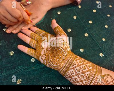 Mehndi Künstler macht Mehndi Brauthand in Indien, Mehndi Design. Stockfoto