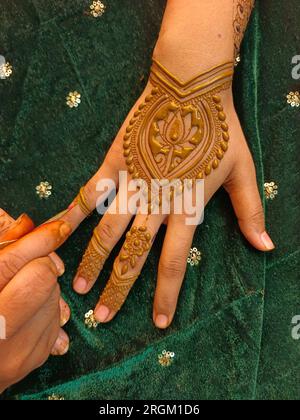 Mehndi Künstler macht Mehndi Brauthand in Indien, Mehndi Design. Stockfoto