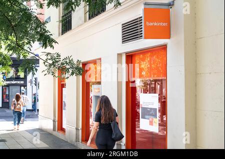 Madrid, Spanien. 2. Aug. 2023. Ein Fußgänger geht an der spanischen Bank- und Finanzdienstleistungsfiliale Bankinter in Spanien vorbei. (Kreditbild: © Xavi Lopez/SOPA Images via ZUMA Press Wire) NUR REDAKTIONELLE VERWENDUNG! Nicht für den kommerziellen GEBRAUCH! Stockfoto