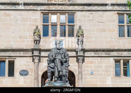 Shrewsbury, England – August 10 2023: Die Statue von Charles Darwin vor der Bibliothek in Shrewsbury, Shropshire, Großbritannien Stockfoto