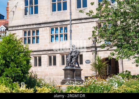 Shrewsbury, England – August 10 2023: Ein längerer Blick auf die Statue von Charles Darwin außerhalb der Bibliothek in der Stadt Shrewsbury, Shopshire, Großbritannien Stockfoto